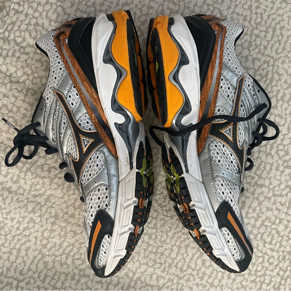 Mozuno wave inspired running shoes